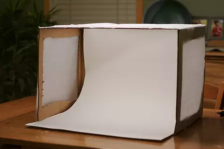 zdjęcie lightboxa, przedstawia kartonowe pudełko obłożone wewnątrz białym materiałem.