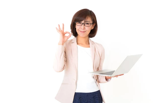 zdjęcie kobiety z laptopem w rękach na białym tle